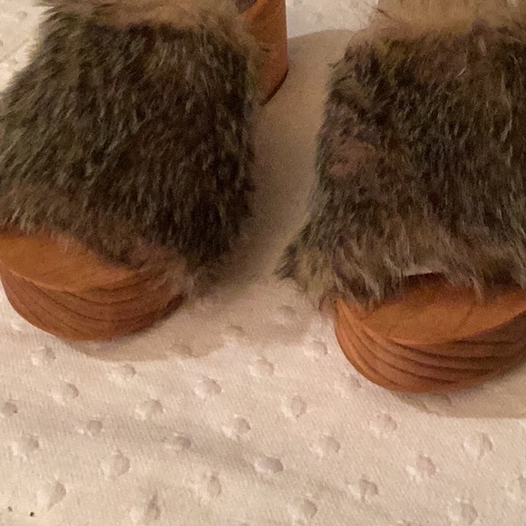 COPY - N N B FREE people, brown blond faux fur platforms block heel wooden sand… - Picture 4 of 9